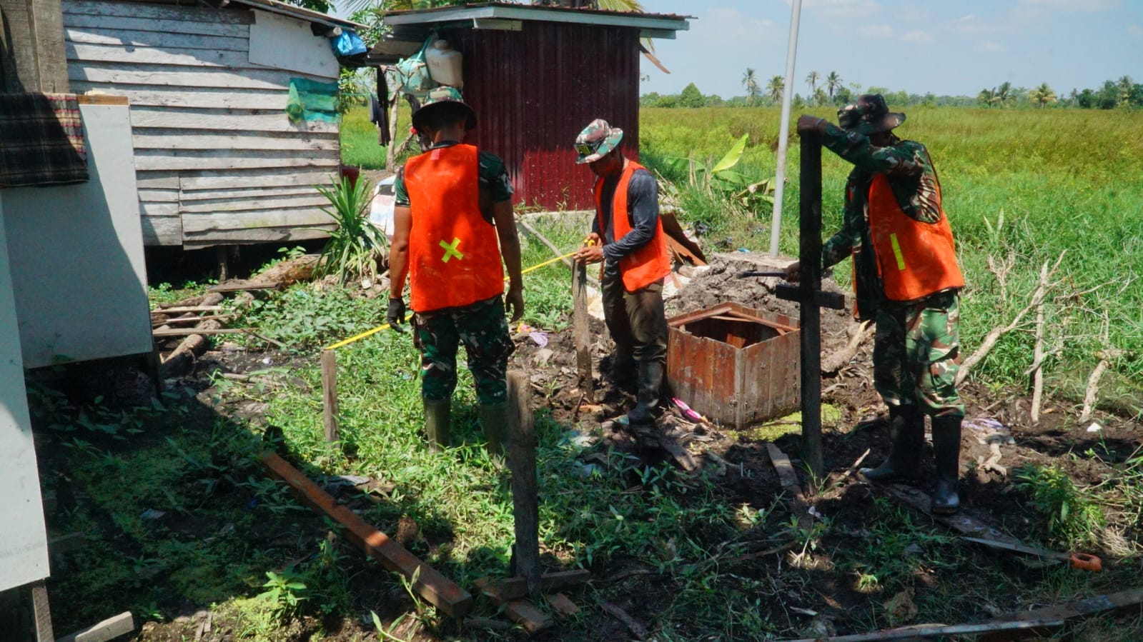 Gotong Royong Satgas dan Warga Awali Pembangunan MCK Sasaran 1 dengan Pembuatan Kuda-Kuda