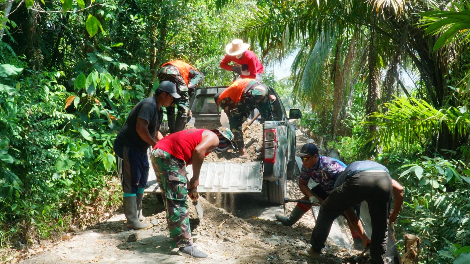 Peningkatan Badan Jalan 1,2 Kilometer TMMD Ke-129 Terus Dikebut Demi Kelancaran Akses Warga