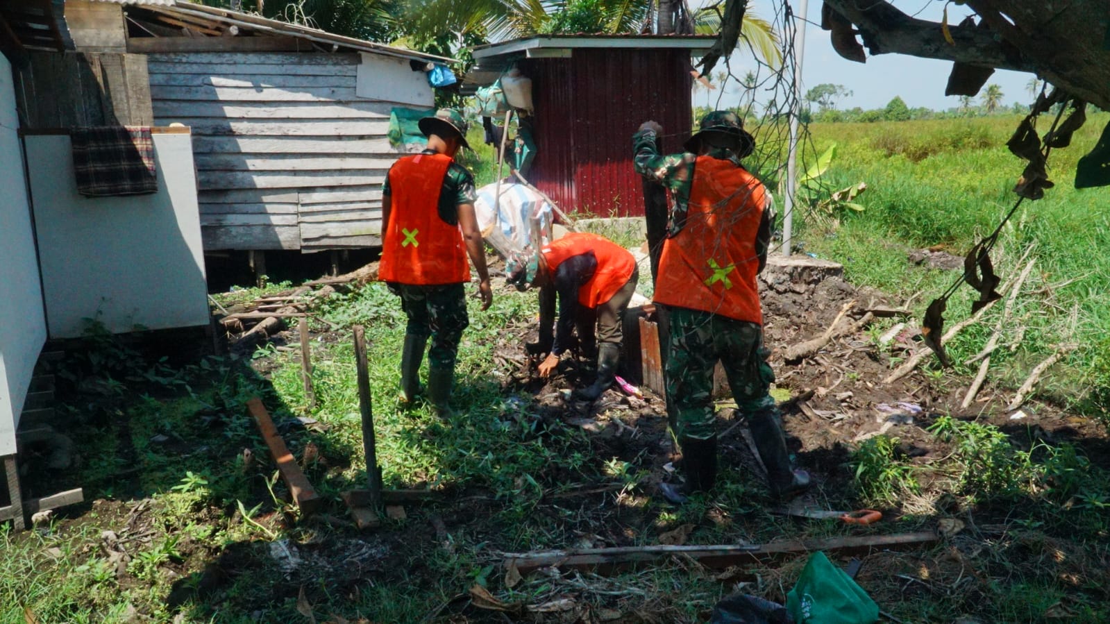 Satgas TMMD Ke-129 Mulai Bangun MCK Sasaran 1, Pembuatan Kuda-Kuda Jadi Tahap Awal