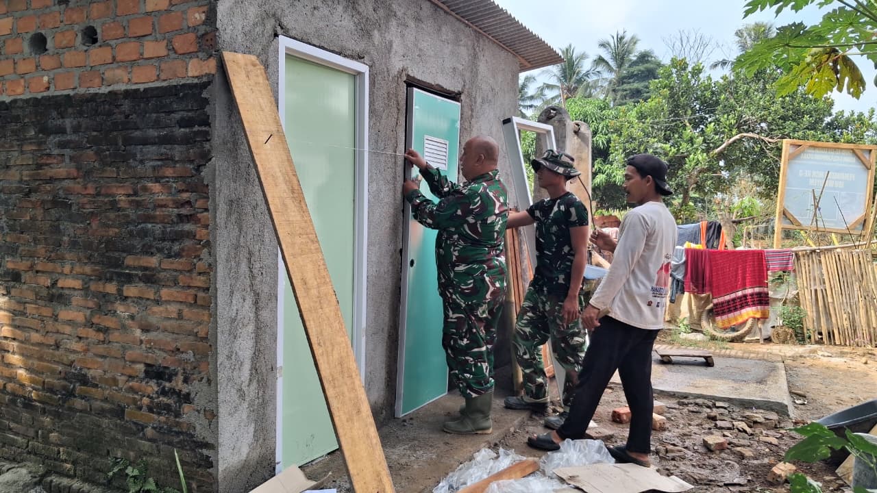 Lengkapi Privasi MCK, Satgas TMMD Kodim 0412/LU Rampungkan Pemasangan Pintu di Desa Baru Raharja