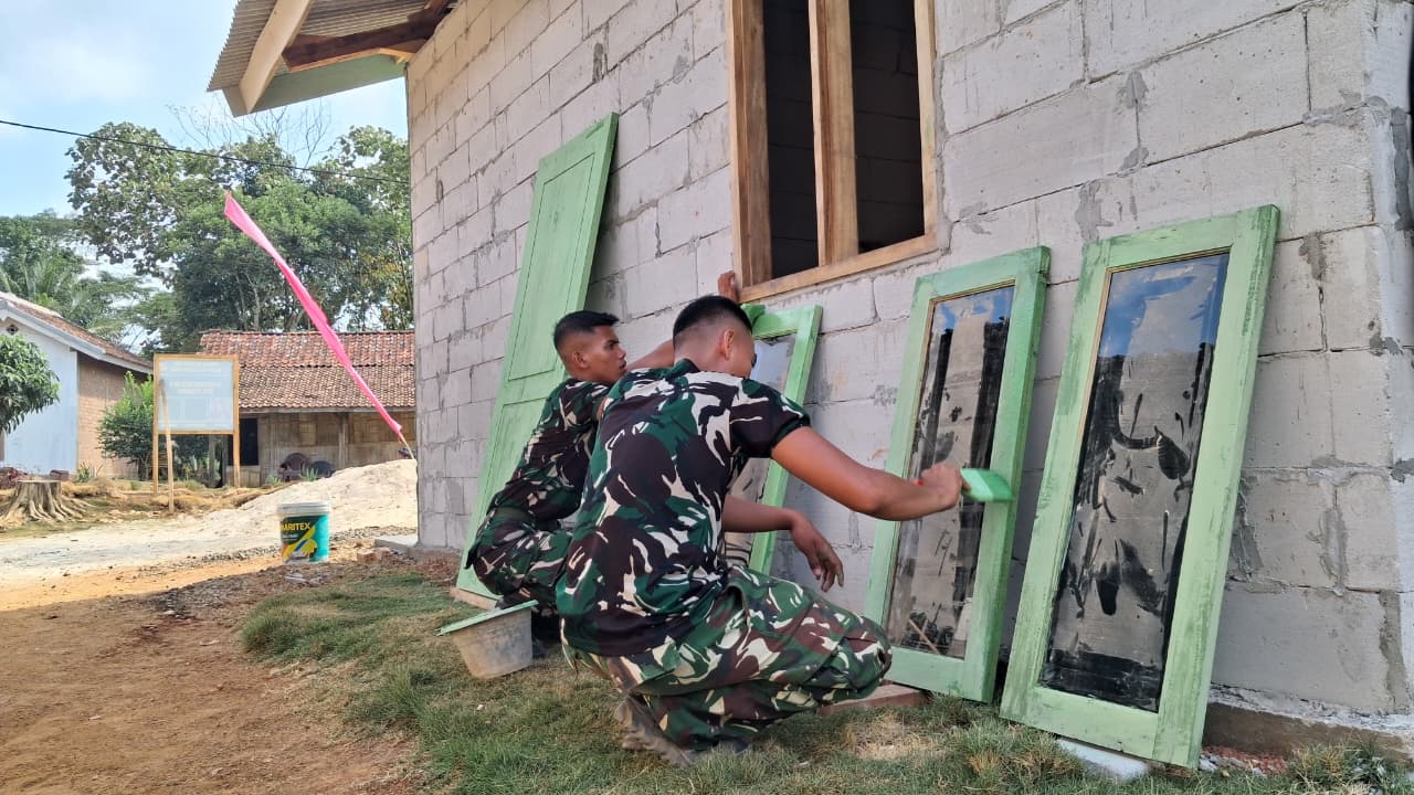 Finishing RTLH Pak Suwardi, Satgas TMMD Ke-129 Kodim 0412/LU Cat Kusen Jendela untuk Hasilkan Tampilan Rumah yang Lebih Menarik