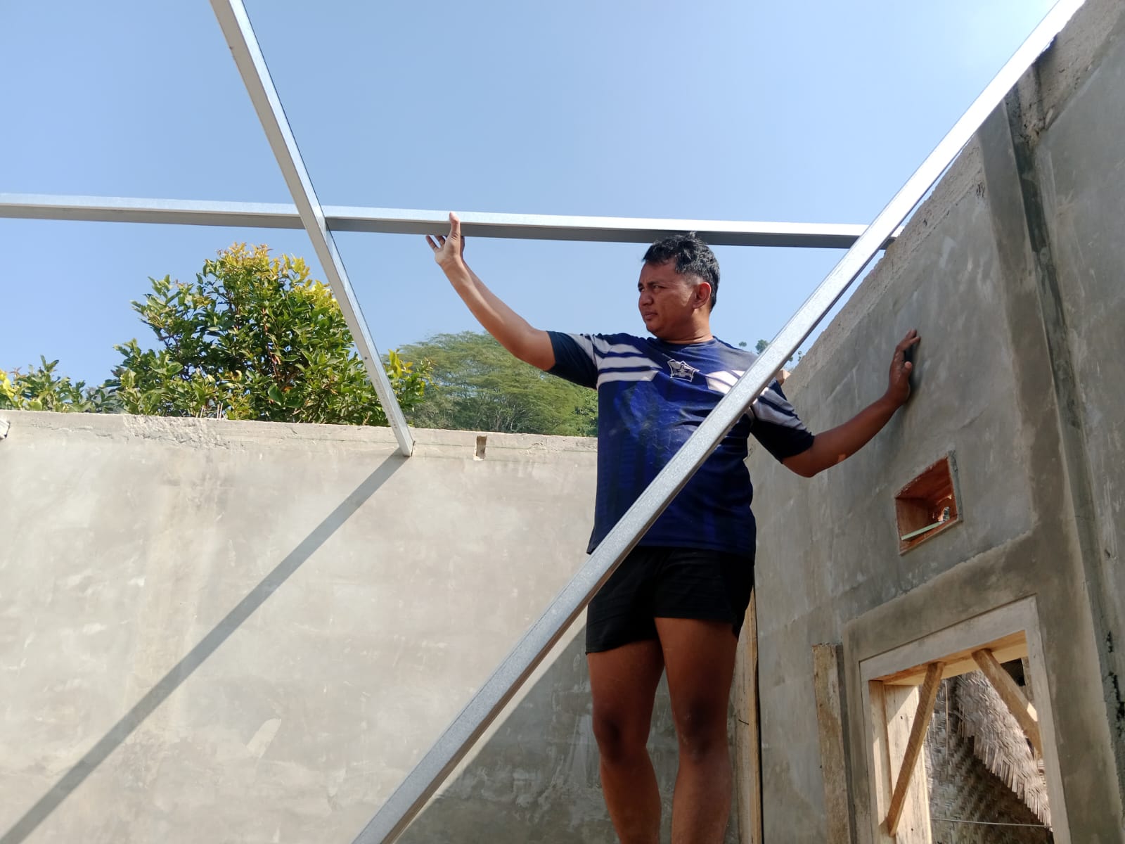 Bapak Angga Bersyukur, Rumahnya Kian Layak Huni Berkat Pemasangan Atap Baja oleh Satgas TMMD Ke-129