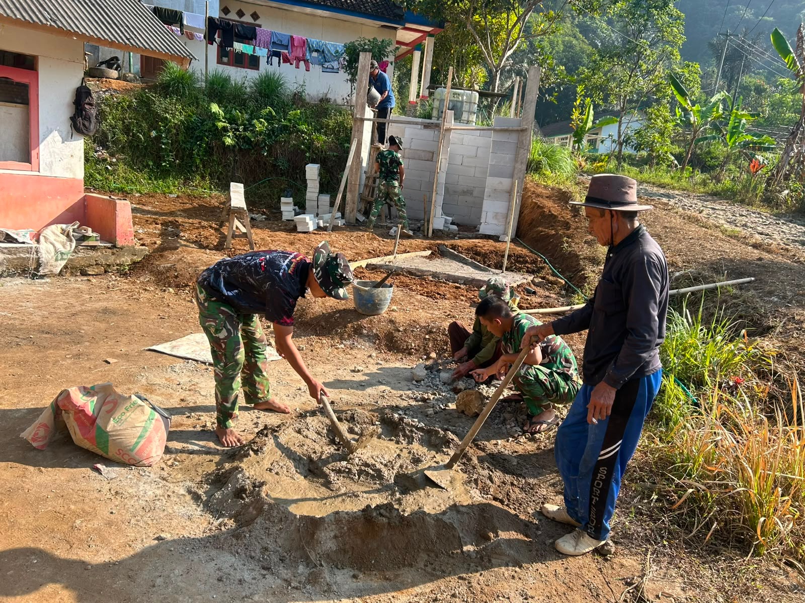 Pembangunan MCK Ke-3 TMMD Ke-129 Kodim 0608/Cianjur Terus Dikebut, Yon TP 938/Pancasona Jaga Kualitas Pengerjaan