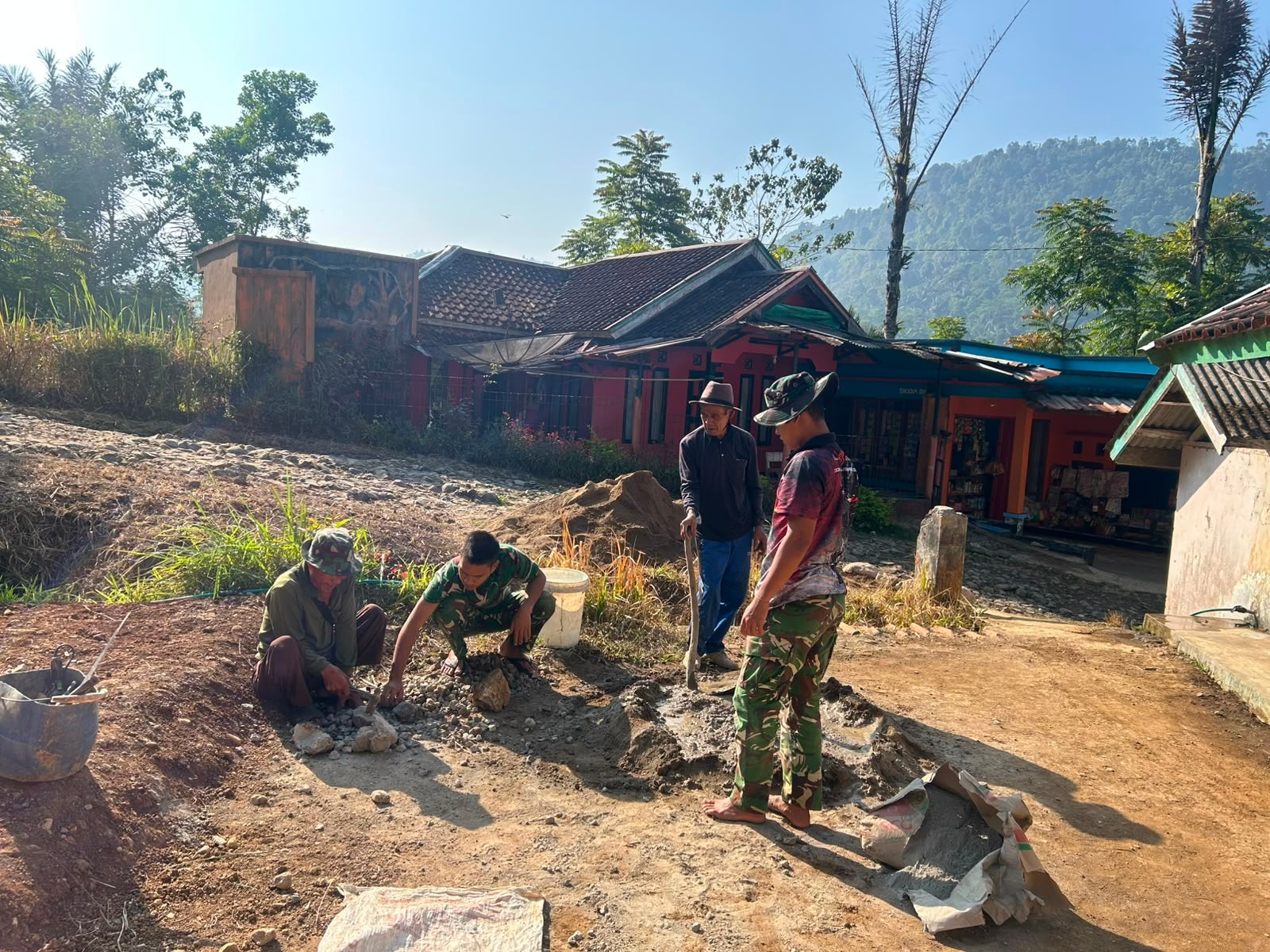 Warga Kampung Mekarmukti Sambut Gembira Progres MCK TMMD Ke-129 Kodim 0608/Cianjur Capai 77,4 Persen