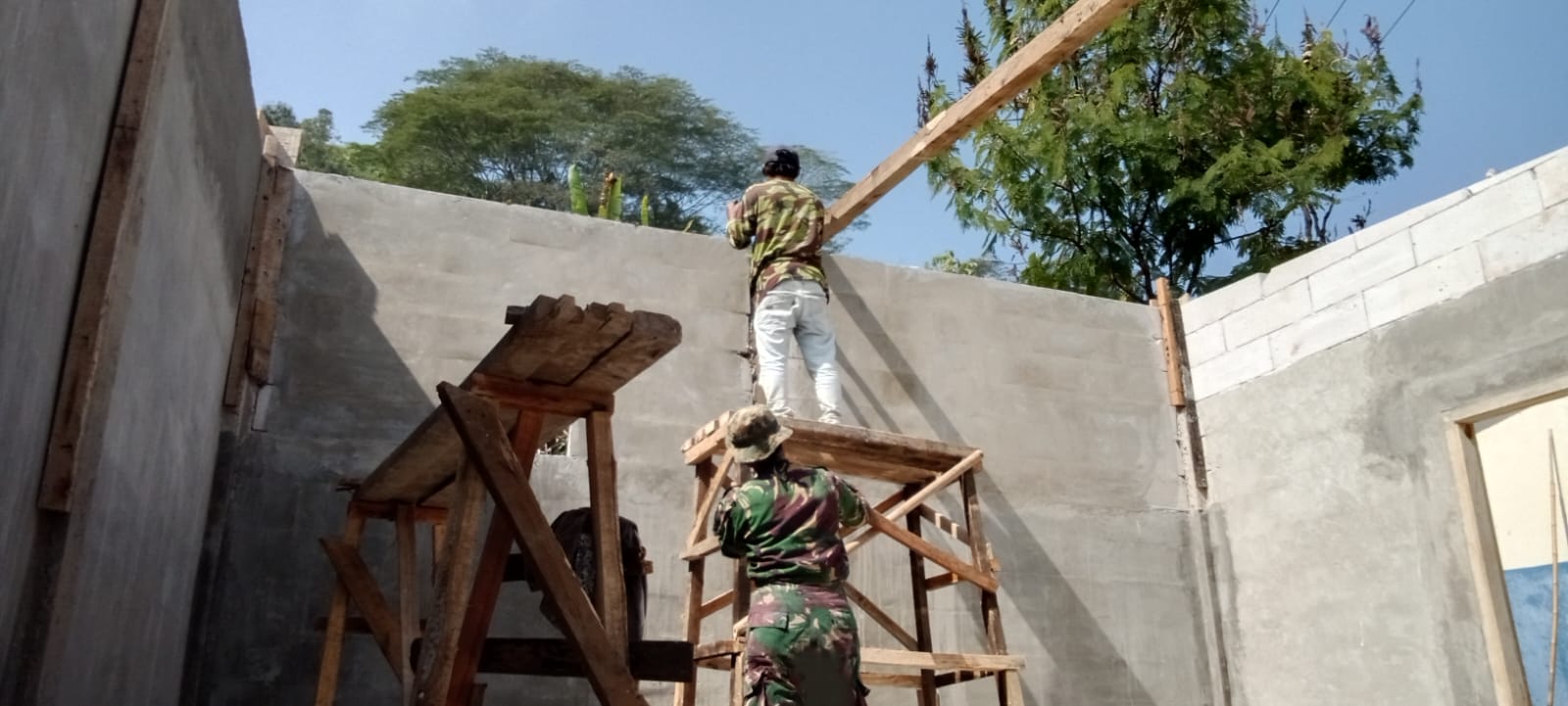 Bapak Burhanudin Haru Lihat Rumahnya Mulai Beratap, TMMD Ke-129 Kodim 0608/Cianjur Wujudkan Hunian Layak