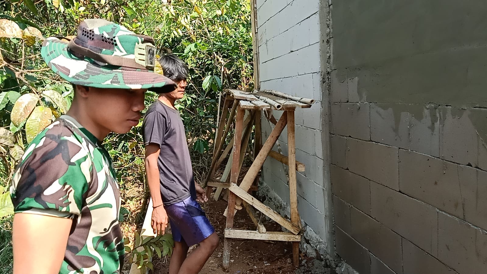 Gotong Royong Warga dan Yon TP 938/Pancasona Percepat Renovasi Rumah Bapak Entis Sutisna pada TMMD Ke-129
