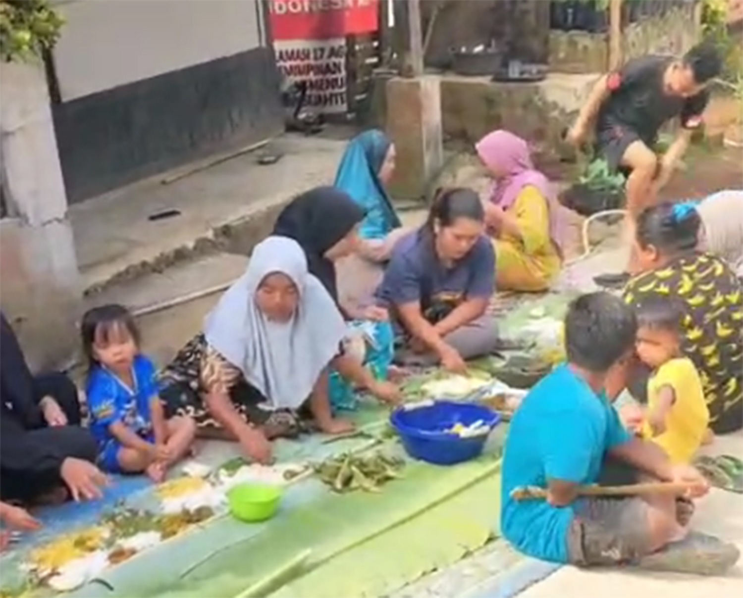 Liwetan di Jalan Beton Baru Jadi Simbol Kemanunggalan TNI dan Rakyat dalam TMMD Ke-129 Kodim 0608/Cianjur