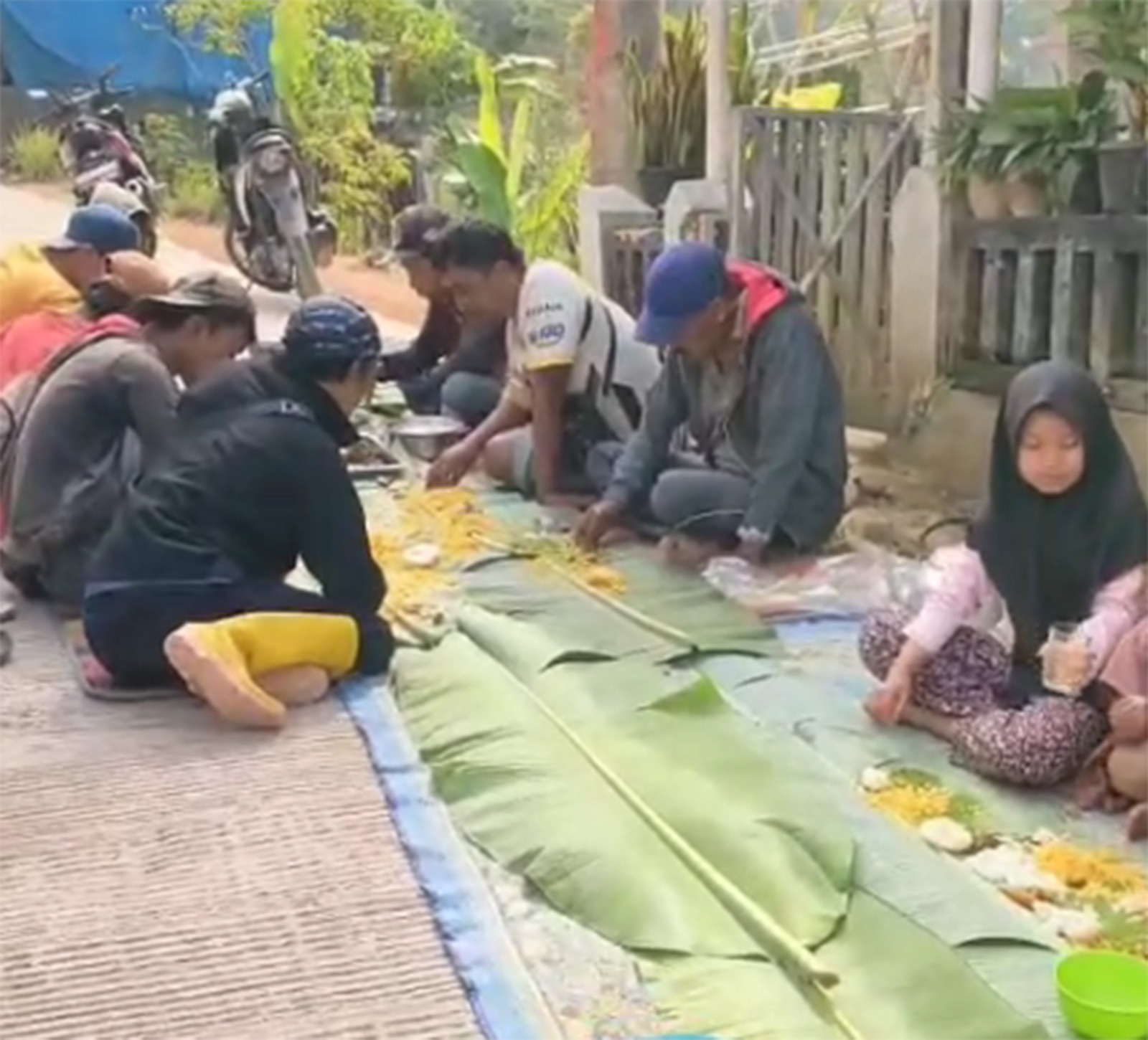 Warga Mekarmukti Syukuri Hasil TMMD Ke-129 Kodim 0608/Cianjur dengan Liwetan Bersama Satgas