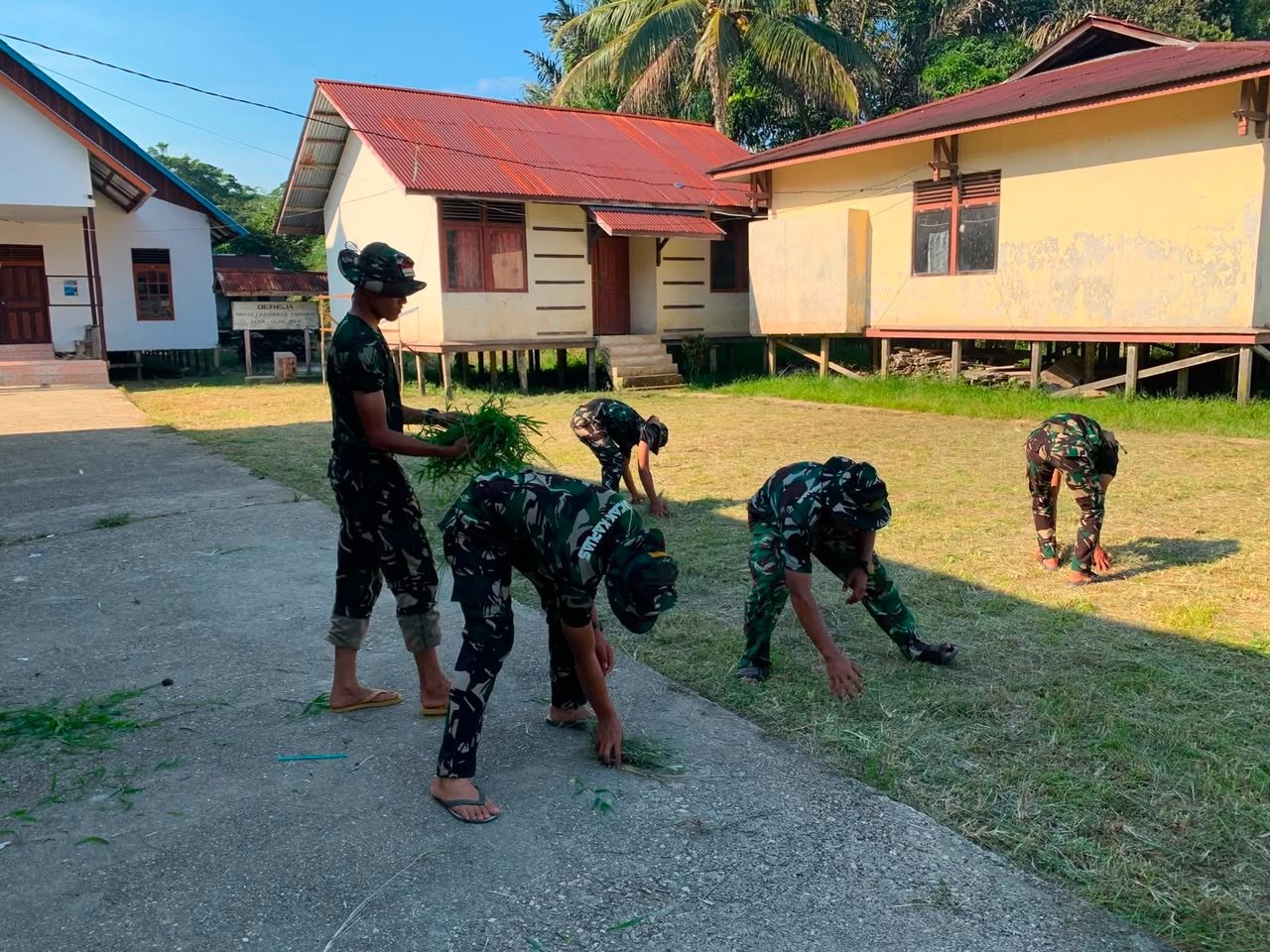 Semangat Gotong Royong Warnai Aksi Bersih Desa, Satgas TMMD Ke-129 Kodim 1206/Putussibau Bersama Warga Ulak Pauk