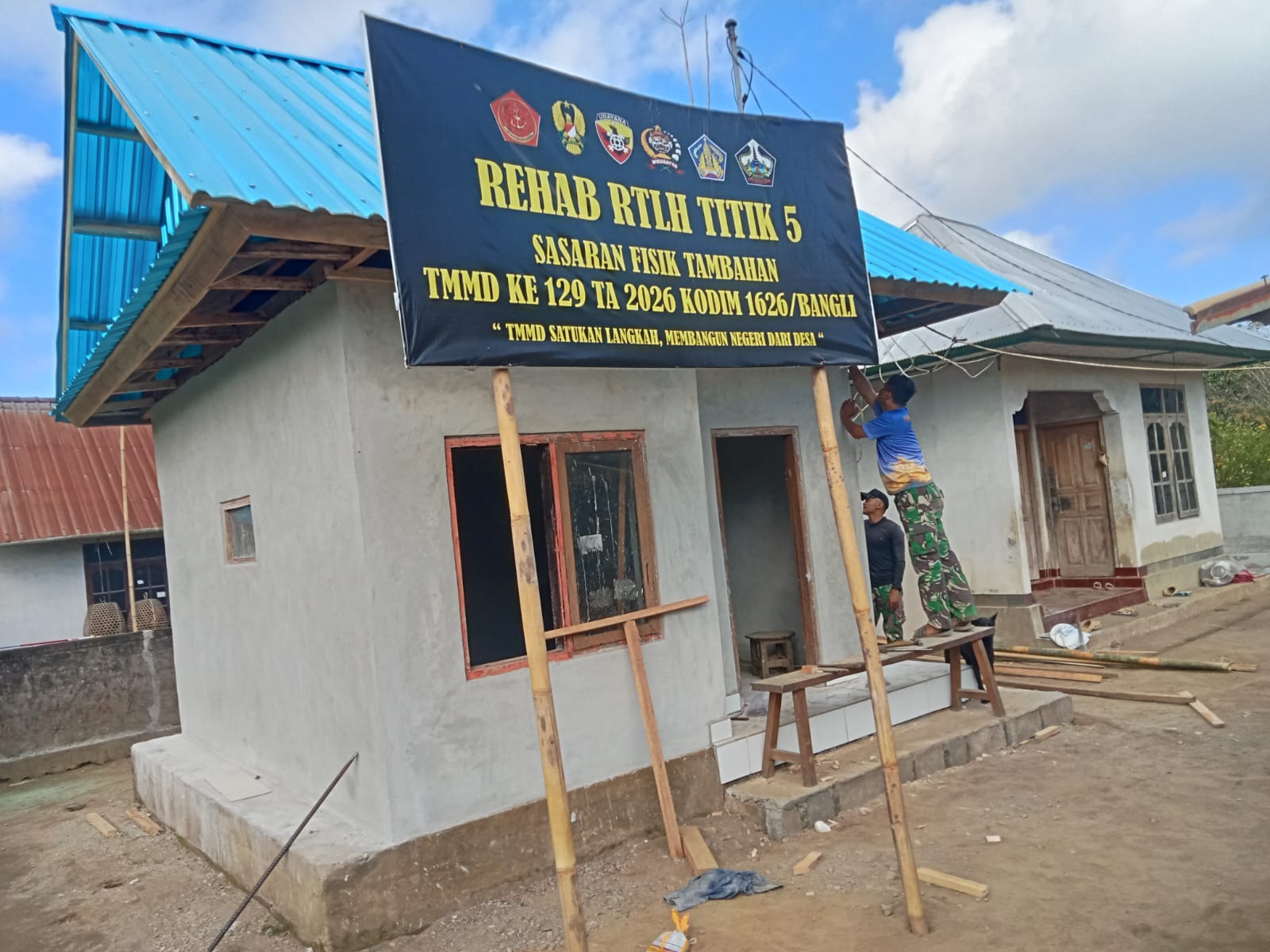 Pemasangan Pelapon Tandai Progres RTLH Bapak Ketut Surija Kian Mendekati Tahap Finishing
