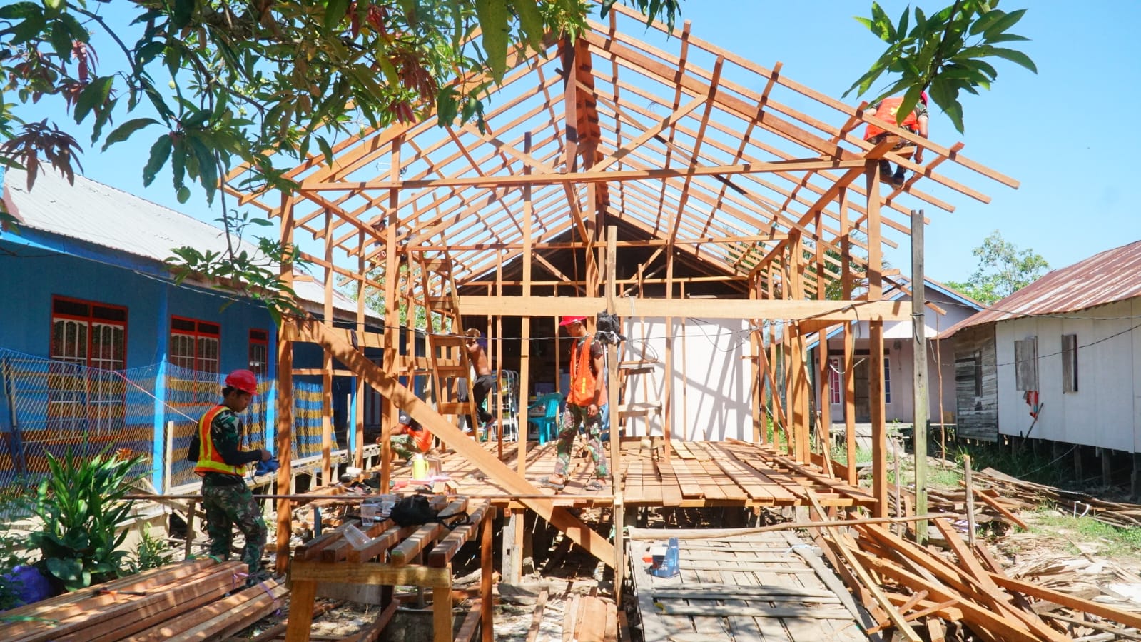 Progres RTLH Sasaran 5 Milik Ibu Rini Berlanjut, Satgas TMMD Ke-129 Kerjakan Pemasangan Reng di Desa Bandaraya