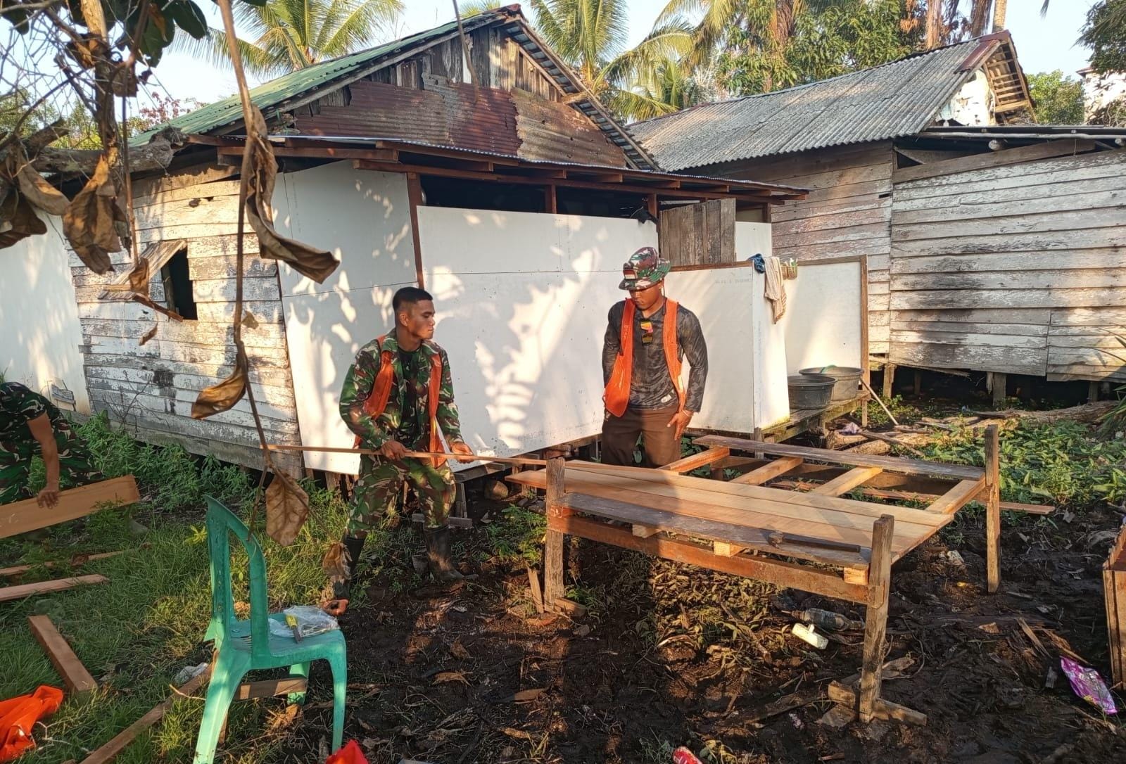 Gotong Royong Satgas dan Warga Percepat Pembangunan MCK TMMD Ke-129 di Desa Bandar Raya