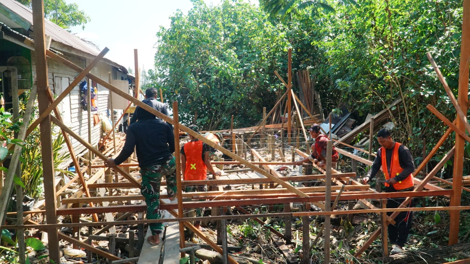 Satgas TMMD Ke-129 dan Warga Kompak Pasang Kerangka Lantai RTLH, Wujudkan Hunian Layak di Desa Bandar Raya