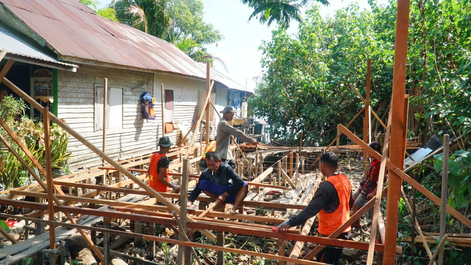 Tahap Demi Tahap RTLH TMMD Ke-129 Terus Dikebut, Kerangka Lantai Mulai Terpasang