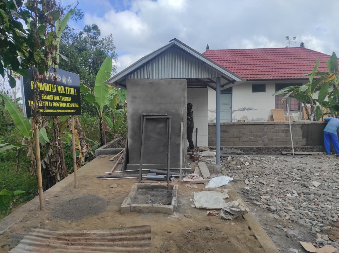 Gotong Royong Satgas TMMD dan Warga Percepat Penyelesaian MCK di Desa Sekardadi