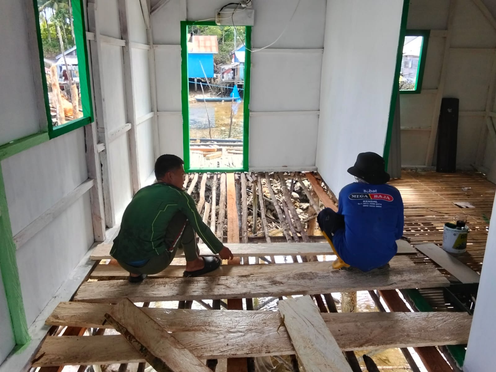 Satgas TMMD Bersama Masyarakat Pasang Gelagar Lantai RTLH Milik Bapak Nardianto