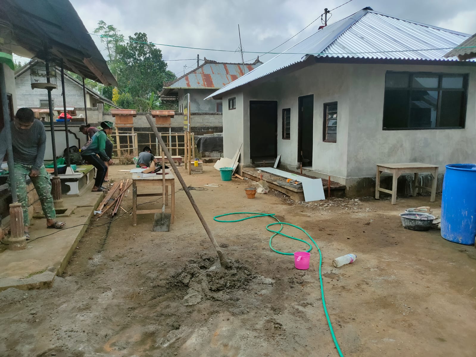 Gotong Royong Satgas TMMD dan Warga Warnai Pemasangan Keramik RTLH Ni Nengah Madri