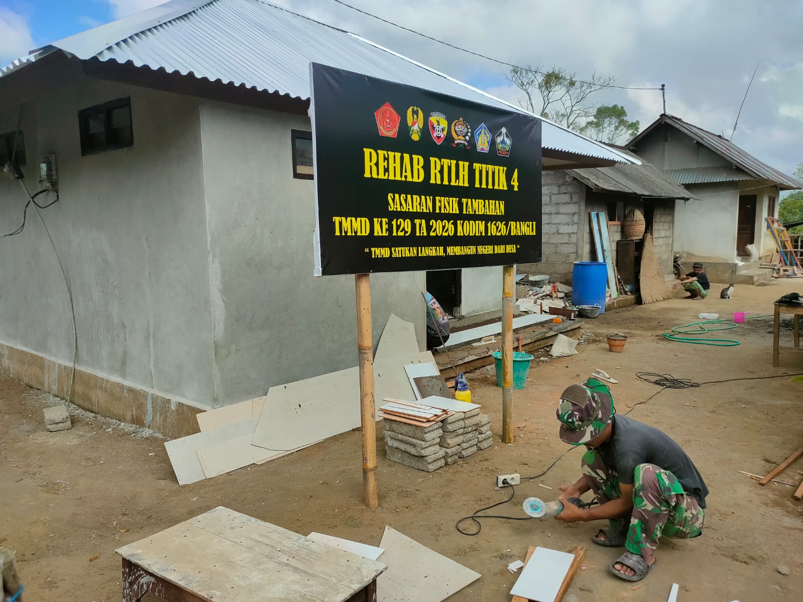 Satgas TMMD Ke-129 Kodim 1626/Bangli Pasang Keramik RTLH Ni Nengah Madri, Finishing Rehab Kian Maksimal