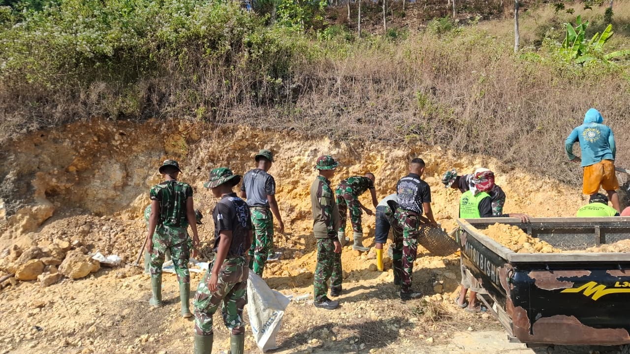 Wujudkan Akses Pertanian Yang Safe dan Kokoh, Kemanunggalan Satgas TMMD 129 dan Warga Tlemang Bahu-Membahu Gali Tanah Urug Jalan Usaha Tani