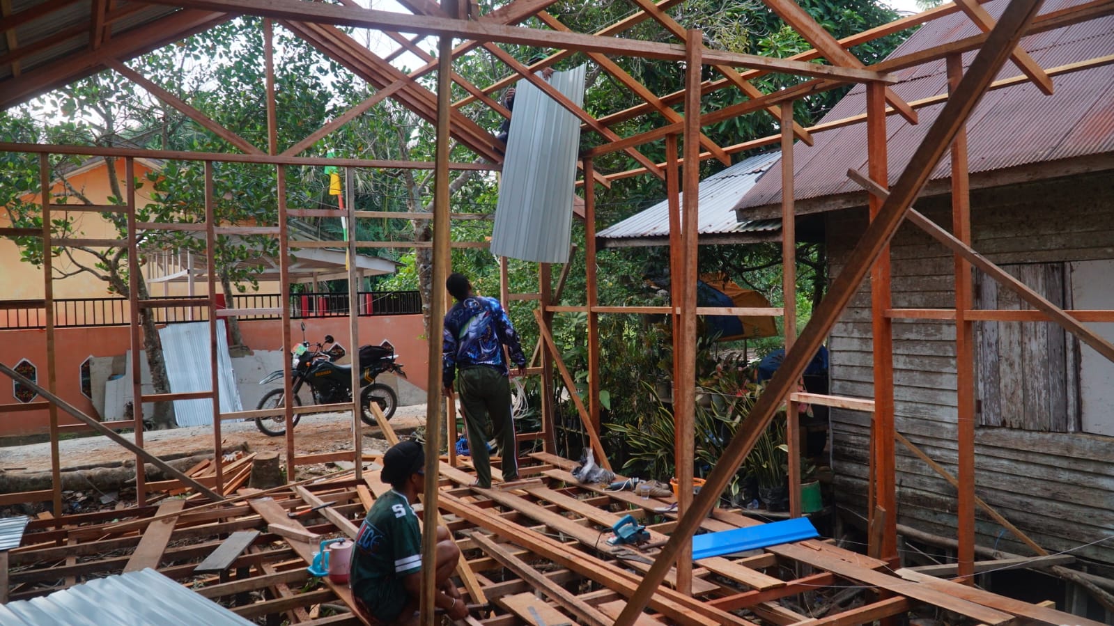 Gotong Royong Satgas TMMD dan Warga Percepat Pemasangan Atap RTLH