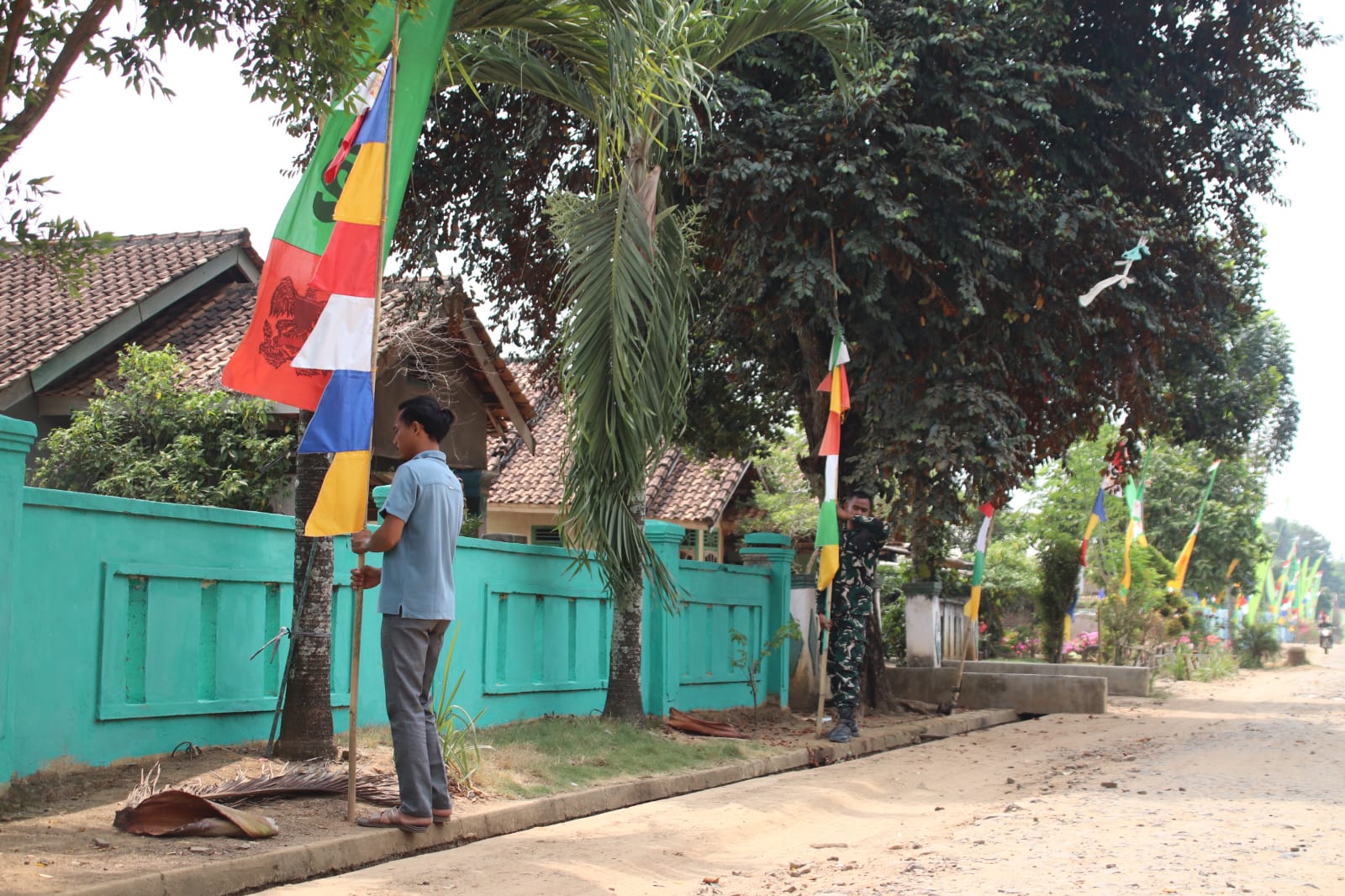 Jelang HUT Ke-81 RI, Satgas TMMD dan Warga Desa Baru Raharja Pasang Bendera Merah Putih dan Umbul-Umbul