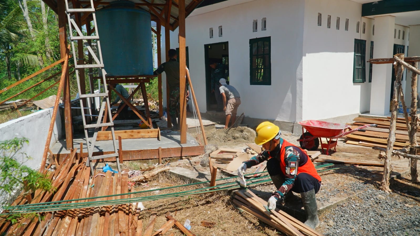 Pemasangan Keramik Tempat Wudhu Jadi Fokus Finishing Musholla Darul Iman TMMD Ke-129