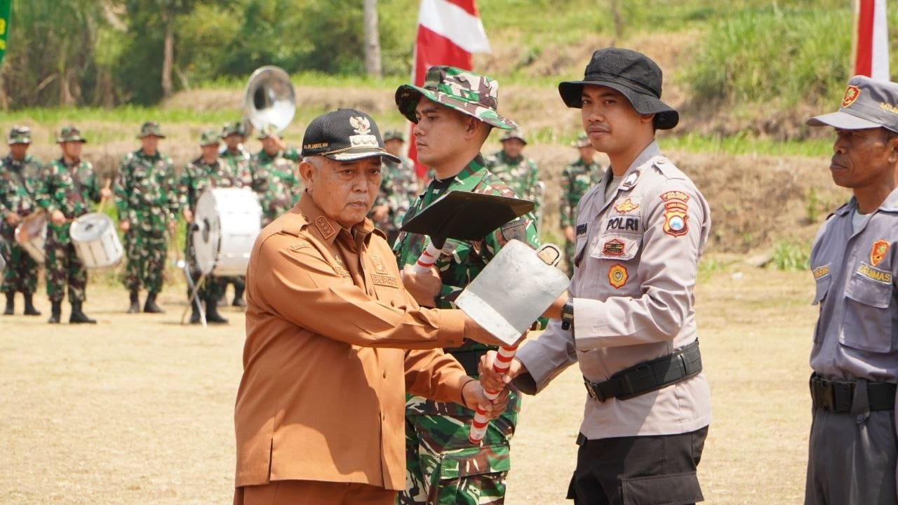 Bupati Malang Dorong Aksi Sosial Dengan Penyerahan Peralatan TMMD ke-130