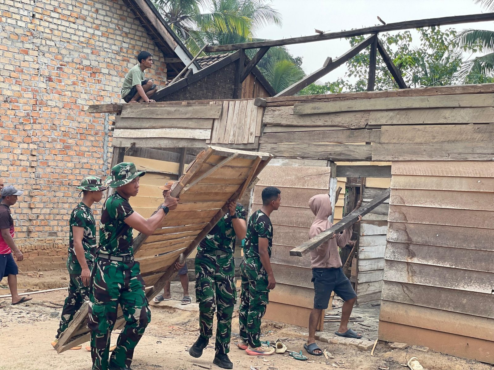 TMMD ke-130: Awal Perubahan Rumah Gianto Menuju Hunian Layak dan Nyaman