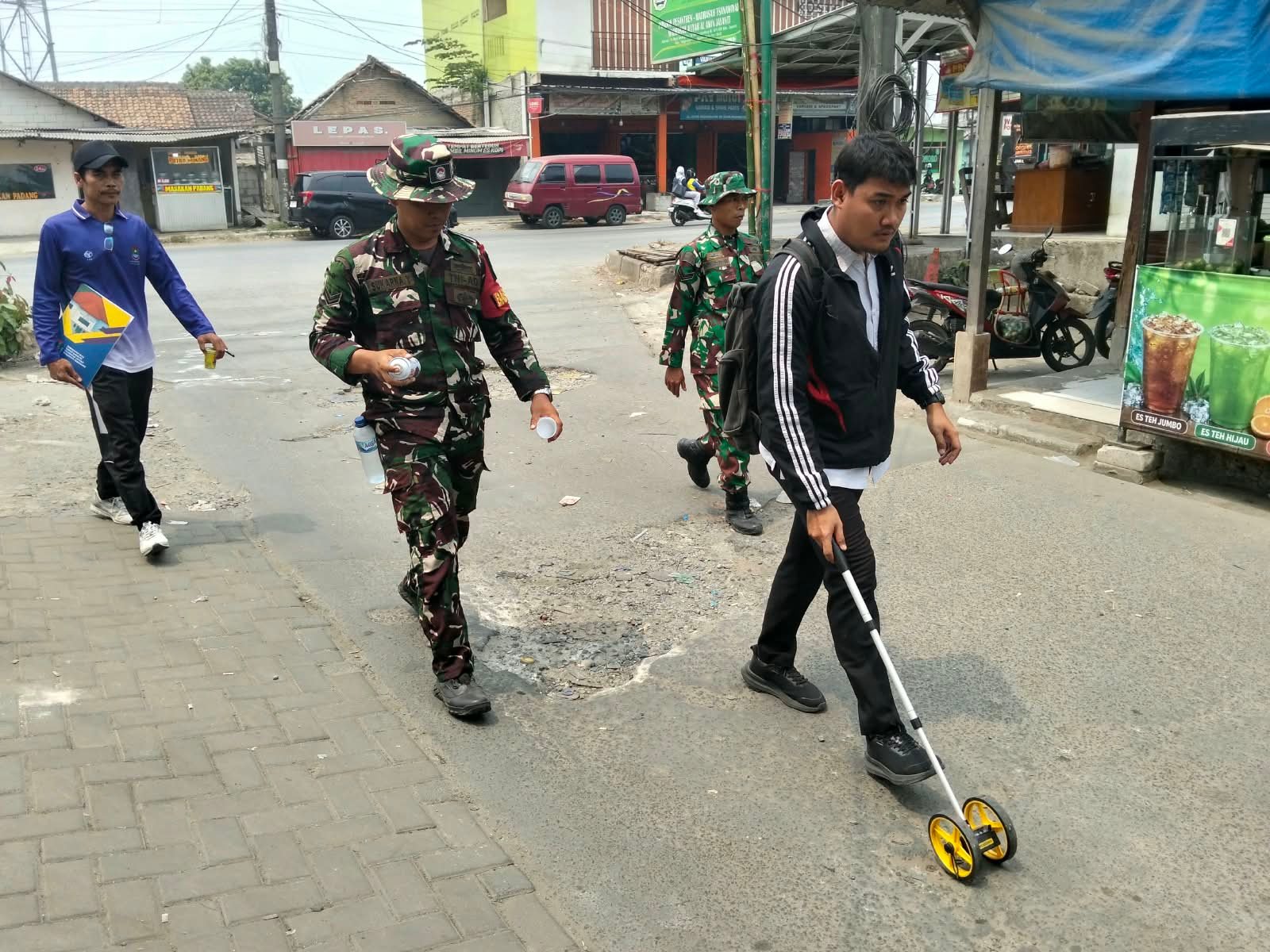 Serka Wahyono Kawal Tim Bina Marga dalam Pengukuran Jalan TMMD di Sumur Bandung