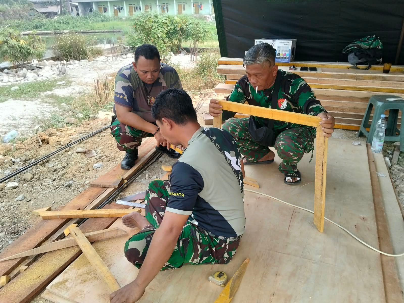 Satgas TMMD ke-130 Gelar Pembuatan Bagesting untuk Dukungan Infrastruktur Desa