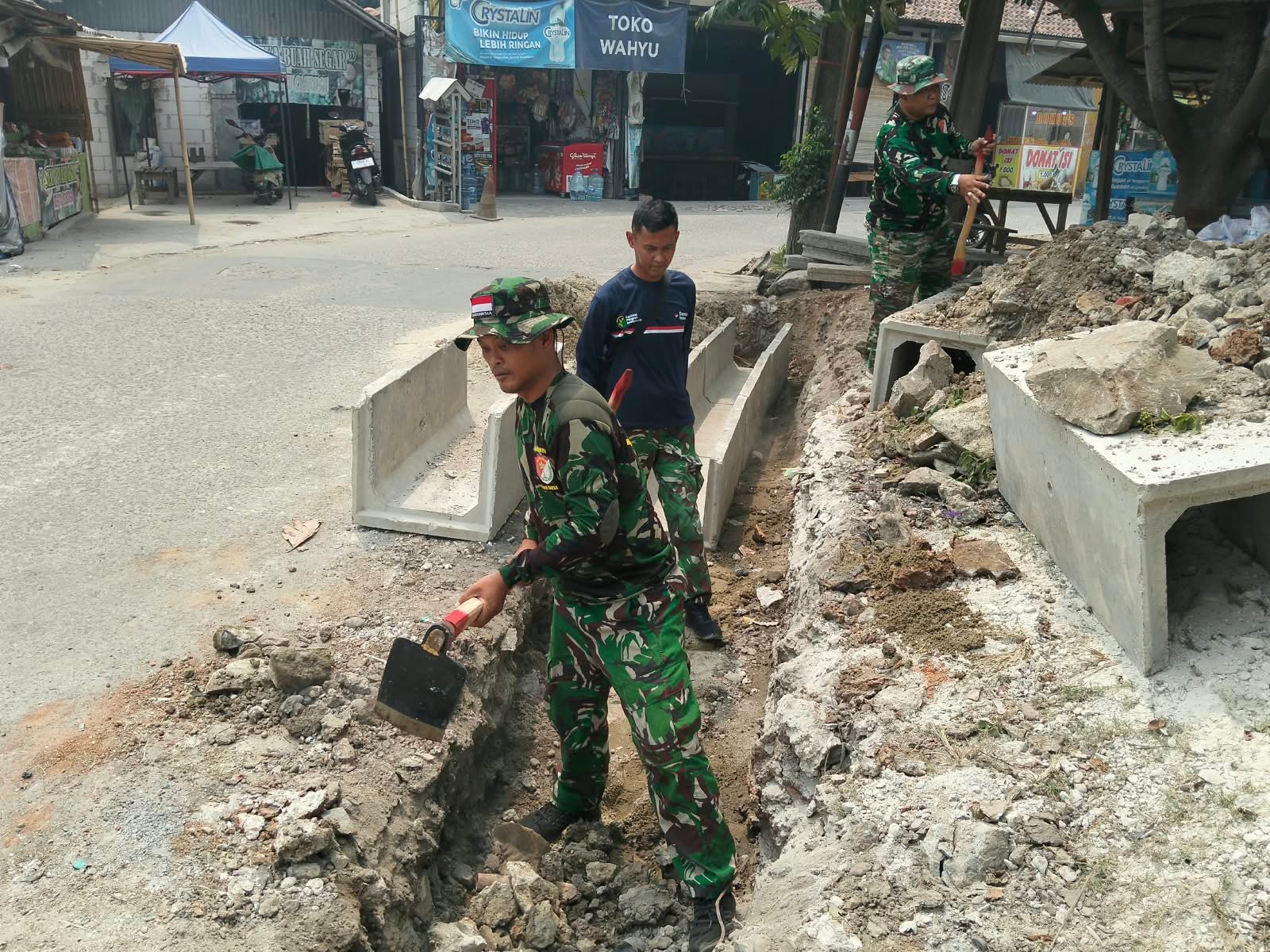 TMMD ke-130 Berikan Solusi Drainase Desa Melalui Gali Parit Bersama Warga