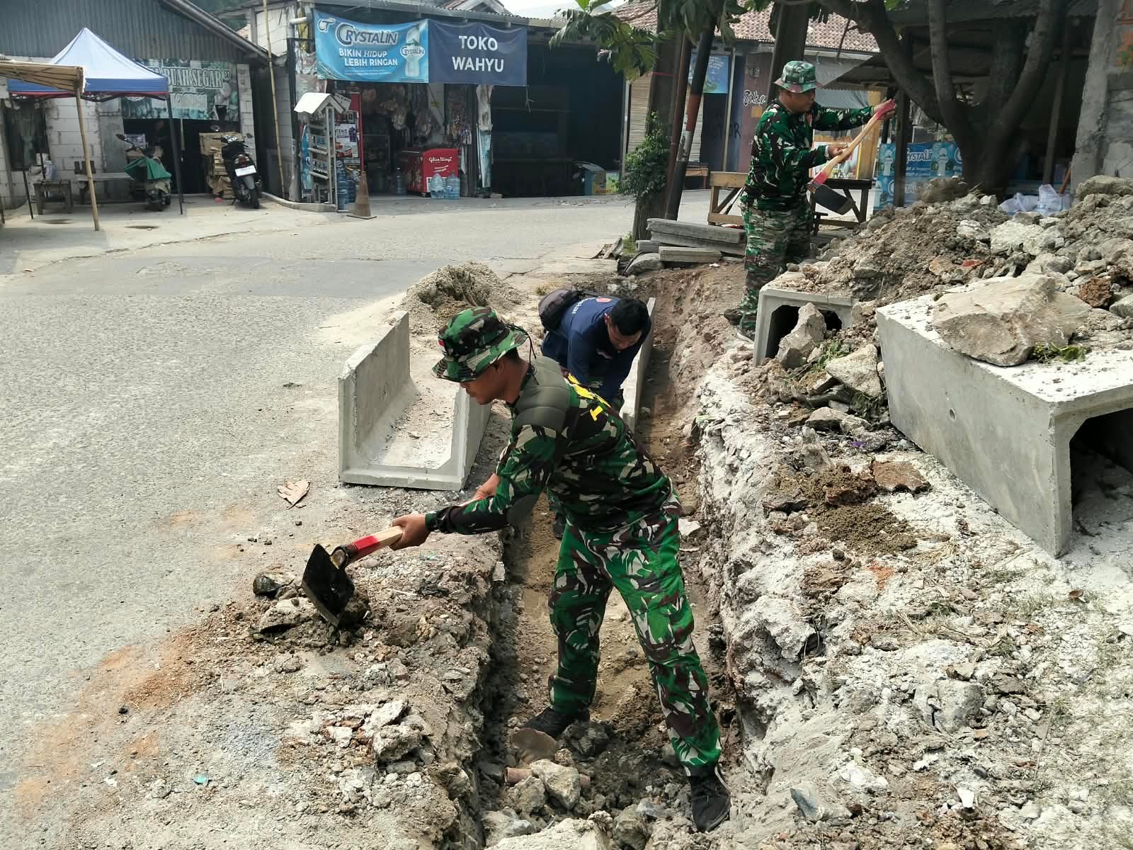 Inisiatif TNI di Sumur Bandung: Penggalian Parit Tingkatkan Kualitas Hidup Masyarakat