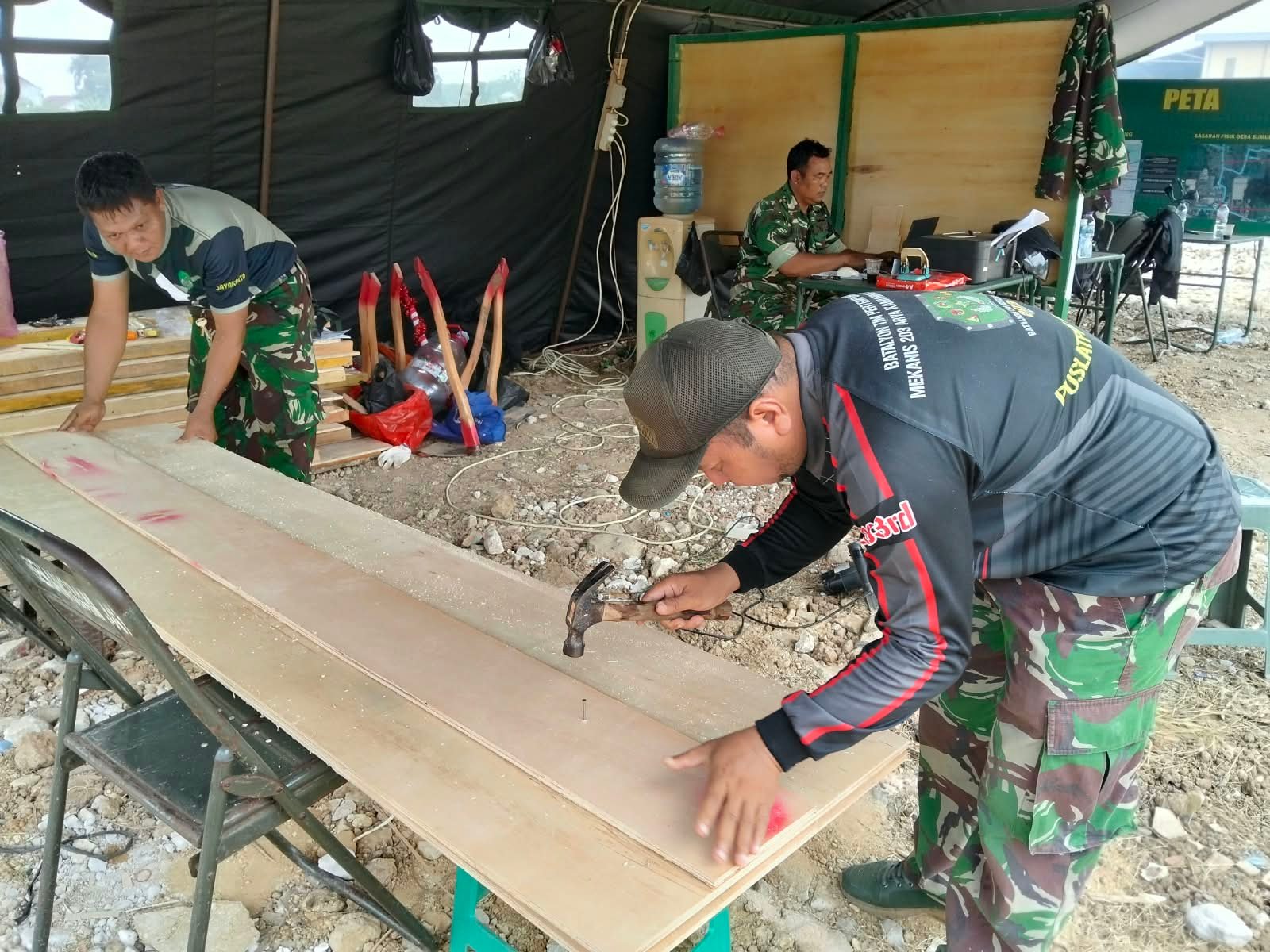 Kegiatan Pemotongan Triplek Satgas TMMD Dukung Infrastruktur Desa Sumur Bandung