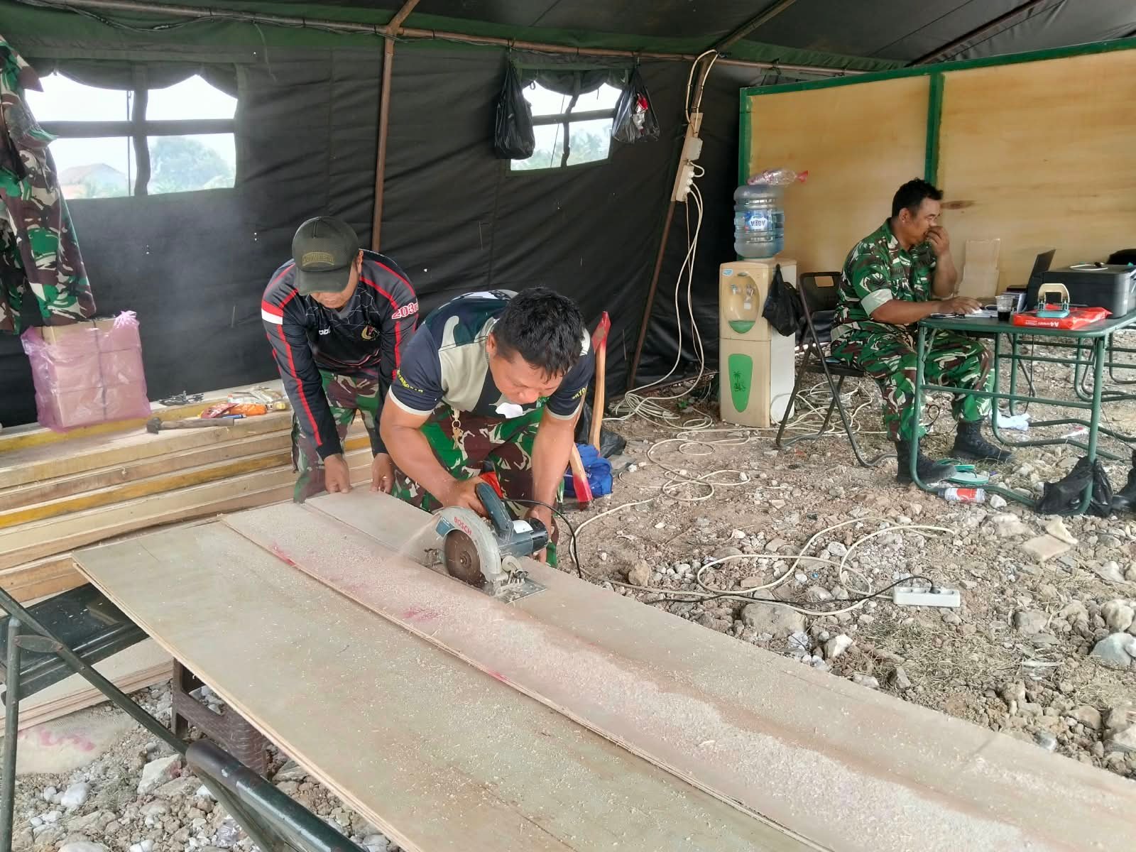 Pemotongan Triplek oleh Satgas TMMD untuk Pendukung Proyek Pembangunan Desa