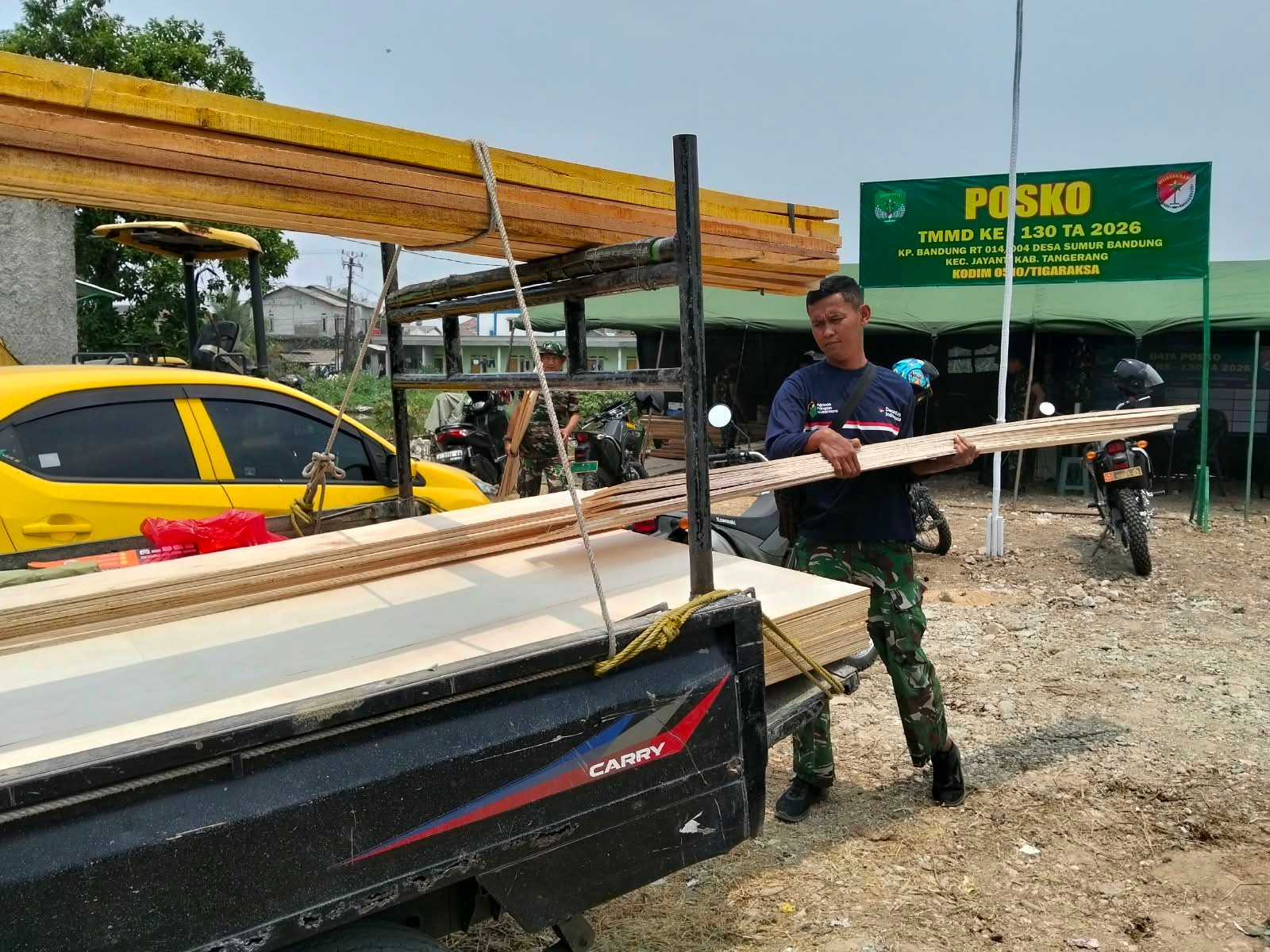 TNI Satgas TMMD ke-130 Mobilisasi Material untuk Meningkatkan Proyek Desa