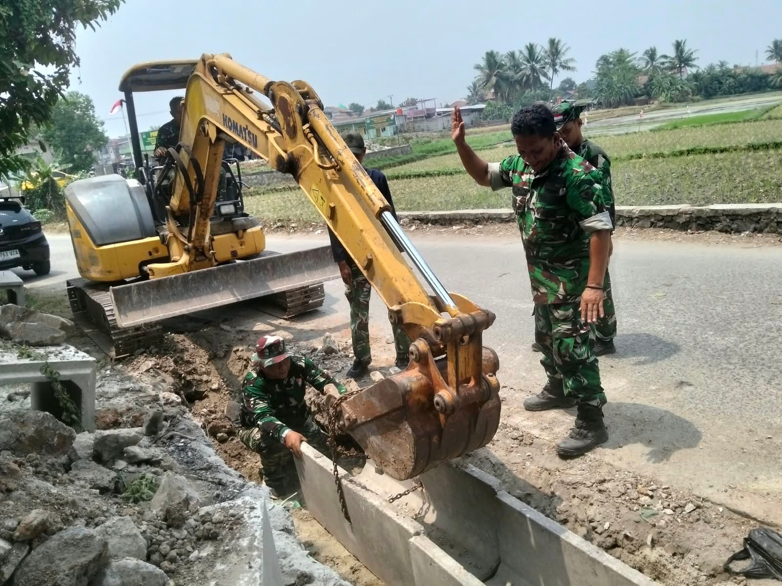 Kolaborasi TNI dan Warga Realisasikan Pemasangan U-Ditch di Sumur Bandung