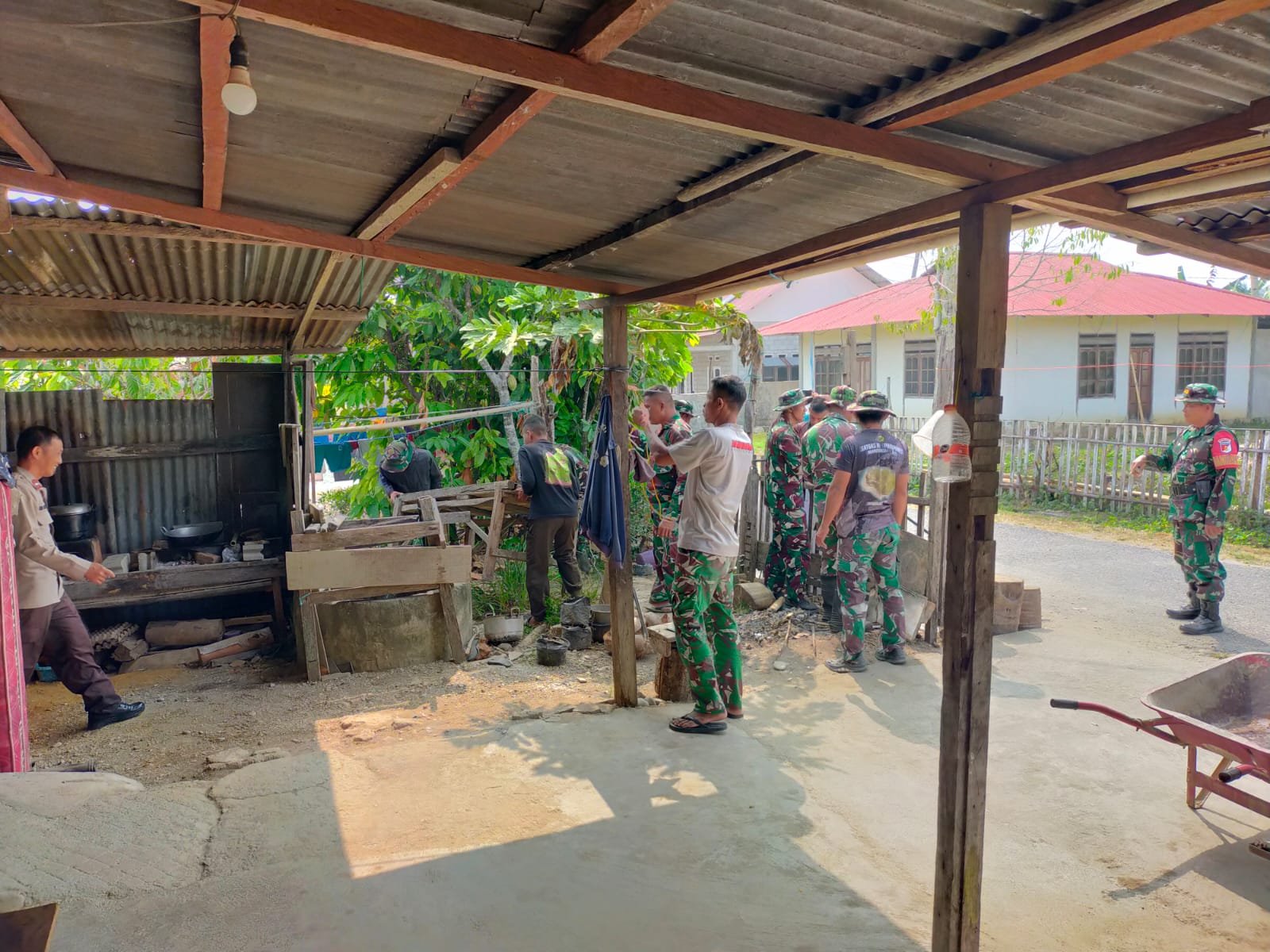 Dukungan TNI dalam Penyediaan Air Bersih bagi Warga Desa Soe di Poso