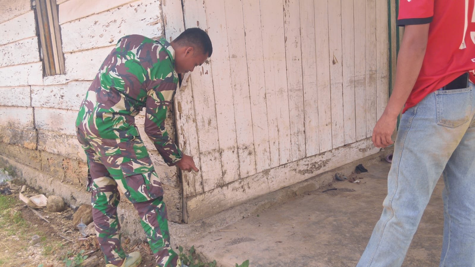 Rehabilitasi Rumah Arianto di Desa Soe, TNI Tunjukkan Komitmen Sosialnya
