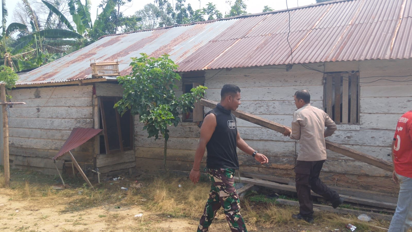 Rehabilitasi Rumah Arianto di Desa Soe: Kerja Keras TNI dan Komunitas