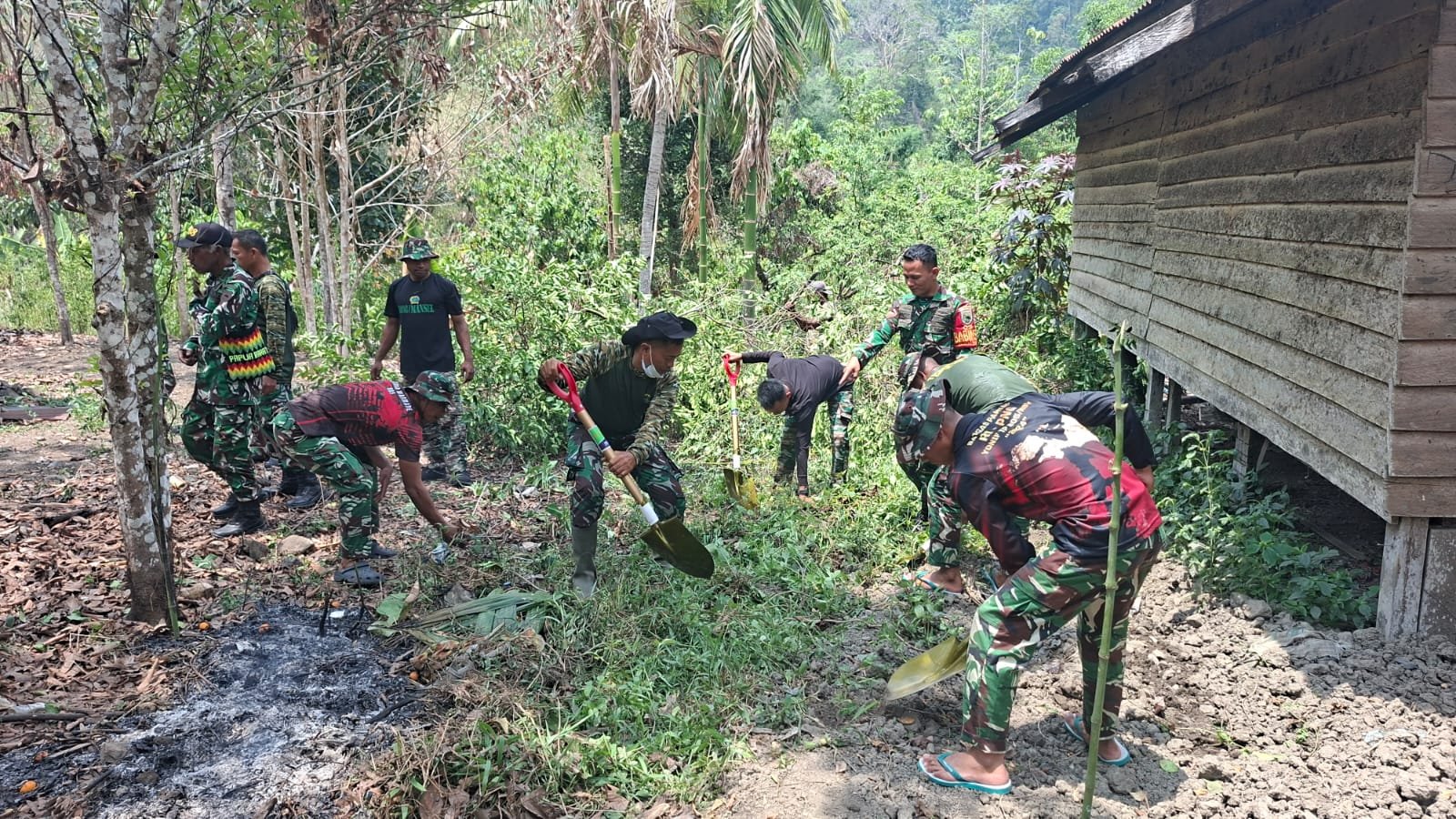 TNI dan Warga Sinergi Bersihkan Lahan untuk Fasilitas Sanitasi di Mansel