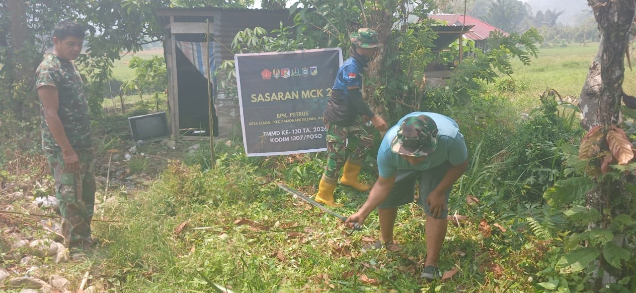 Satgas TNI Manunggal Awali Pembersihan MCK untuk Warga di Poso