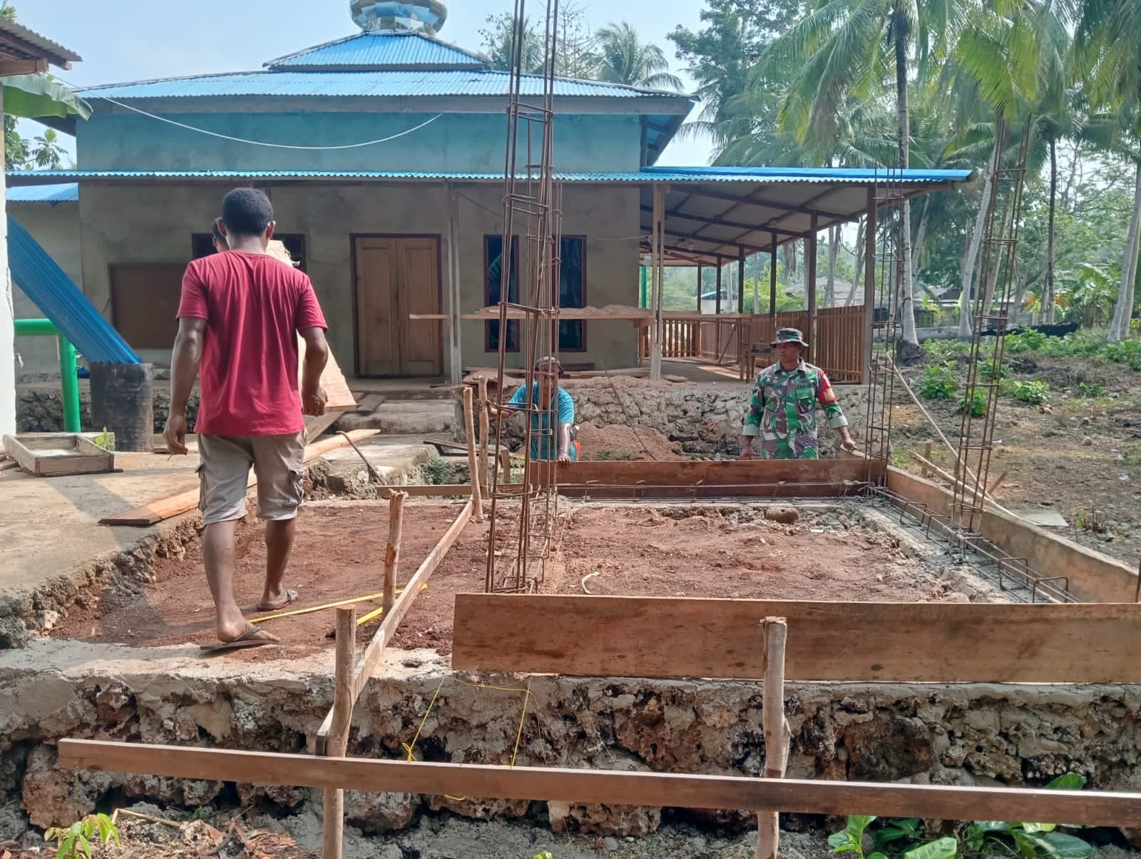 Satgas TMMD Kodim 1512/Weda Lakukan Pemasangan Mal untuk Fasilitas Ibadah