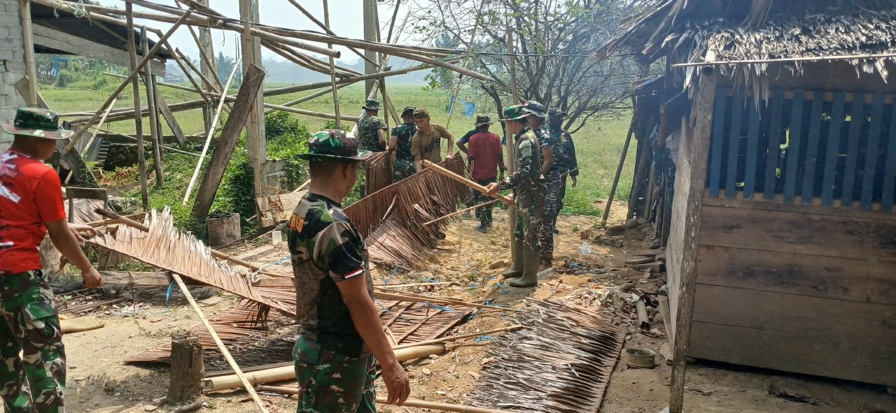 Pelaksanaan Program TMMD Reguler ke-130 Dimulai dengan Renovasi Rumah di Leboni