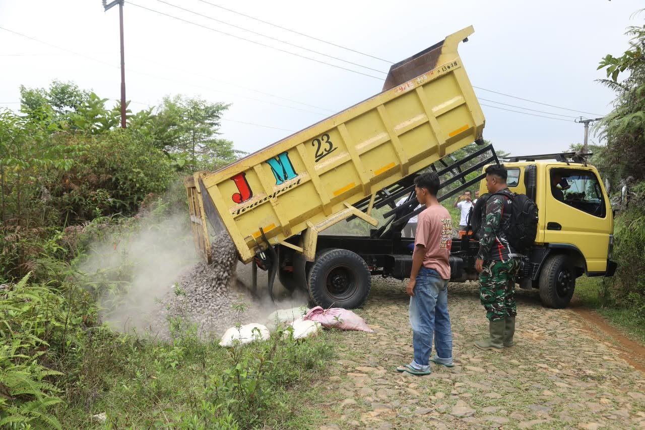 Proyek TMMD ke-130: Material Pembangunan Jalan Akses Cibedug Terus Mengalir