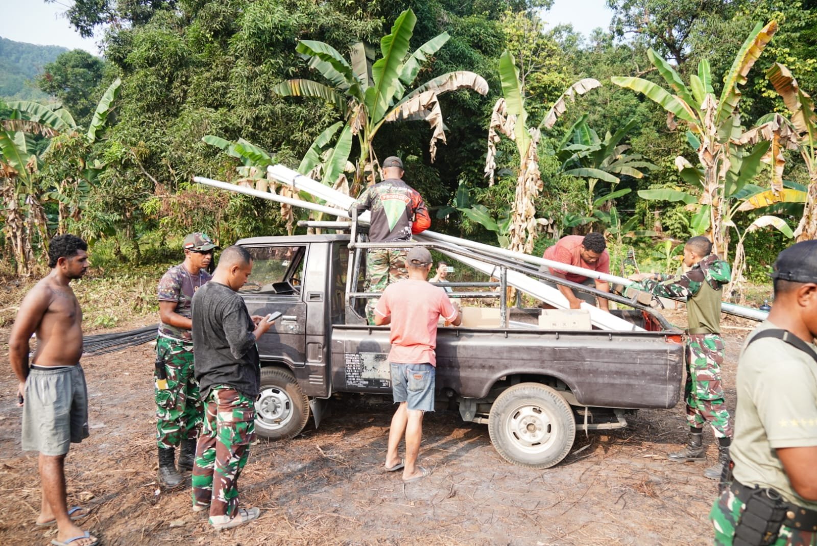 Hari Pertama TMMD, Satgas TNI Gelar Pengiriman Material ke Negeri Urimessing