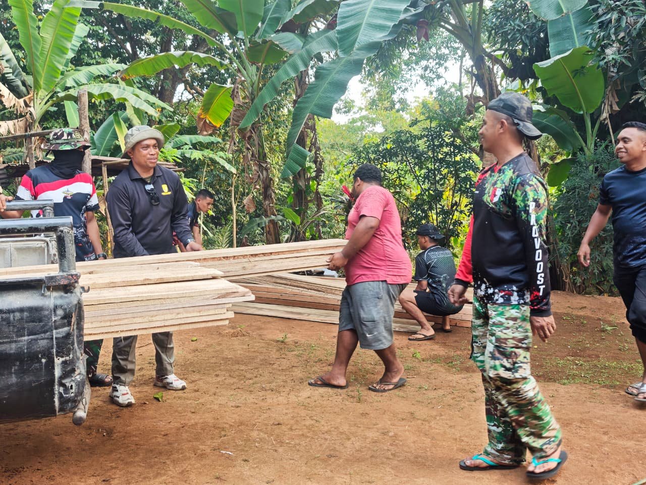Kerja Sama Satgas TMMD dan Warga atasi Rintangan Jalan Menuju Pembangunan