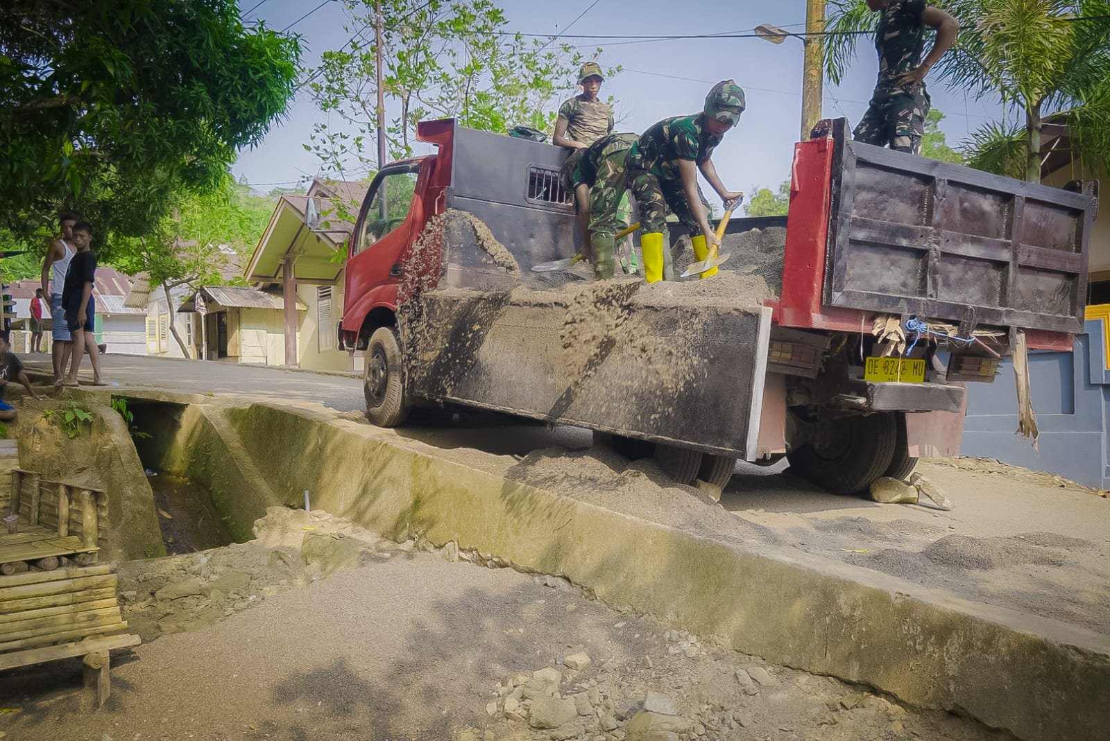 Keterlibatan Komunitas Percepat Progres TMMD ke-130 di Ambon Meski Medan Sulit