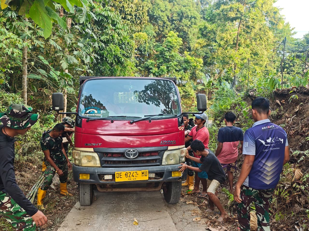 Prajurit dan Masyarakat Berkolaborasi Menghadapi Medan Berat Pengangkutan Material TMMD