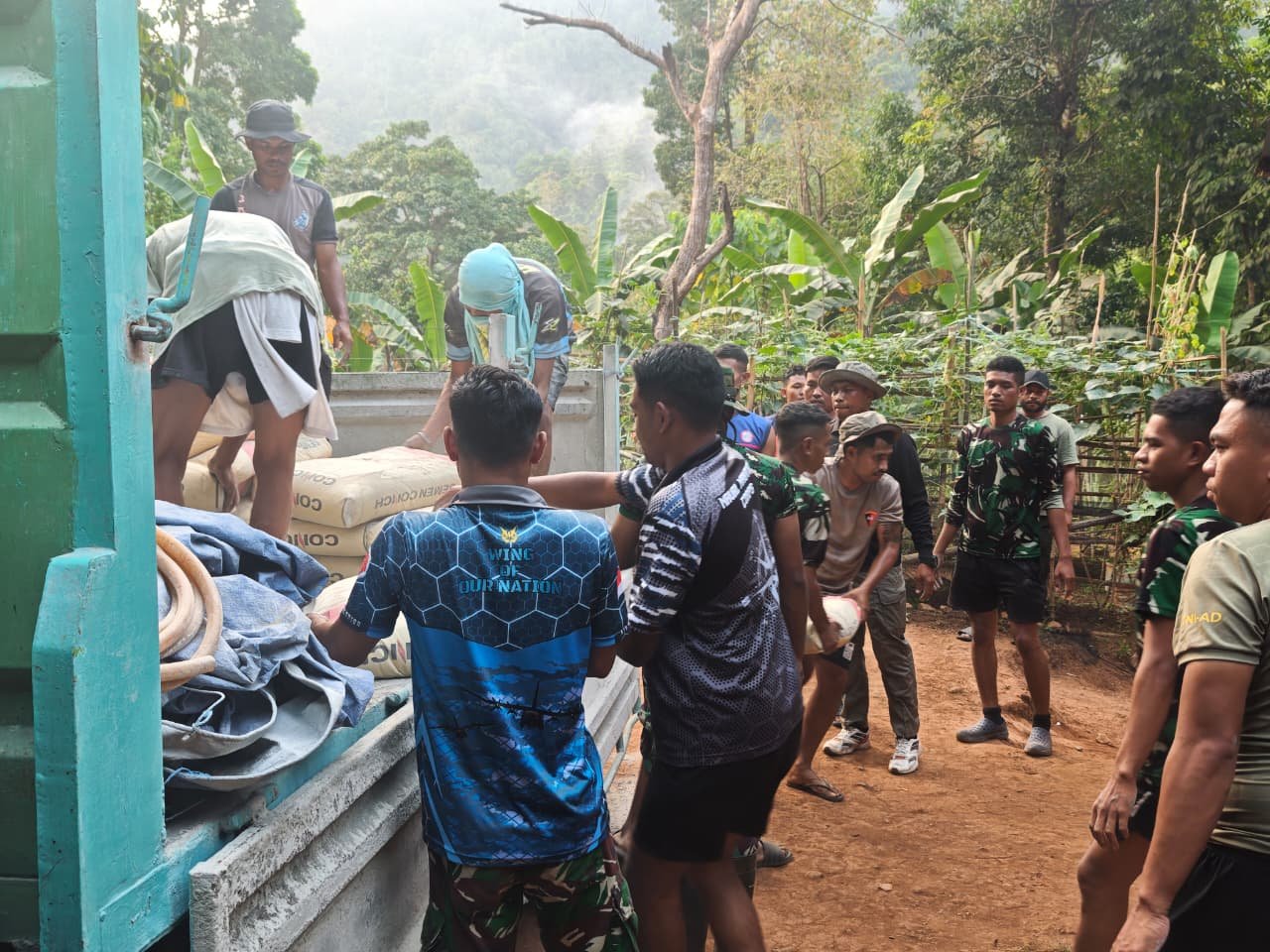 Dukungan Masyarakat Teguhkan Penyaluran Material TMMD di Dusun Seri Ambon