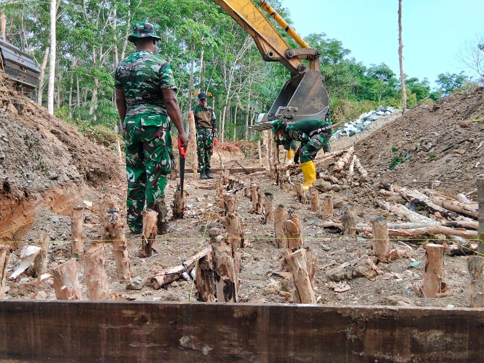 Penguatan Jembatan Beton Karang Rejo Melalui Pemasangan Trucuk Galam oleh Satgas TMMD